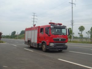 重汽豪沃5噸水罐消防車