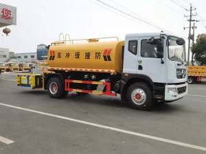 東風(fēng)多利卡12方防撞灑水車(70K)